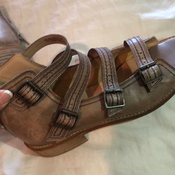 Gimmicks buckled sandals - Picture 8 of 8